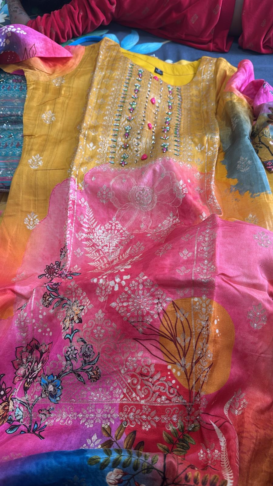 Embroided Beautiful suit in Berlin