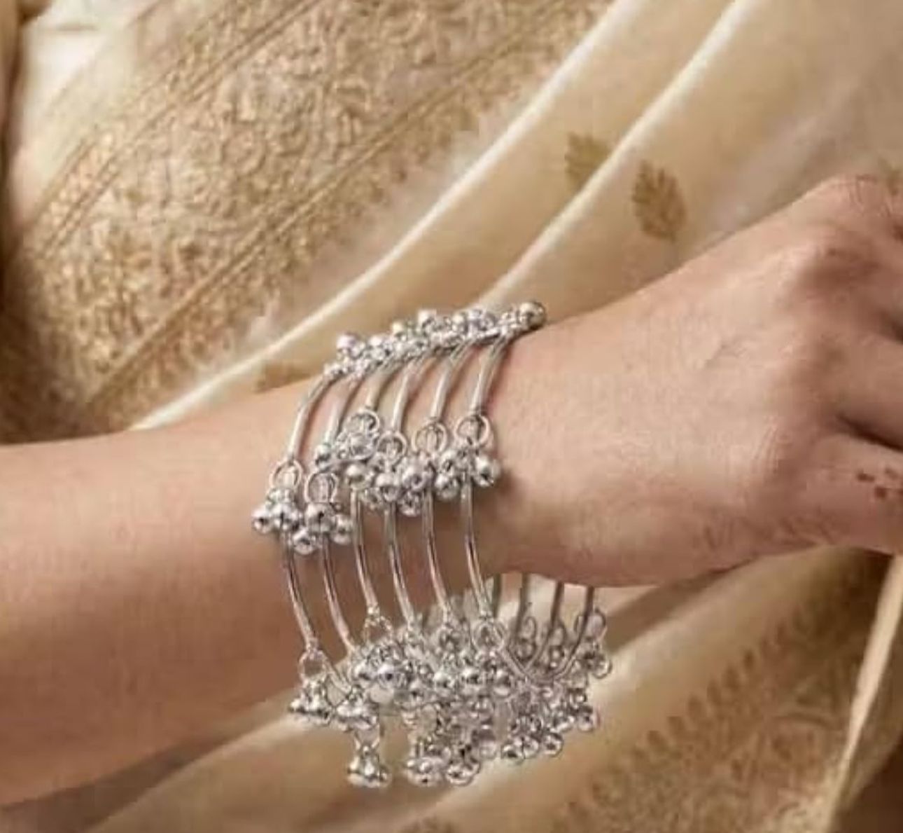 Silver Ghugharoo Bangles in Munich