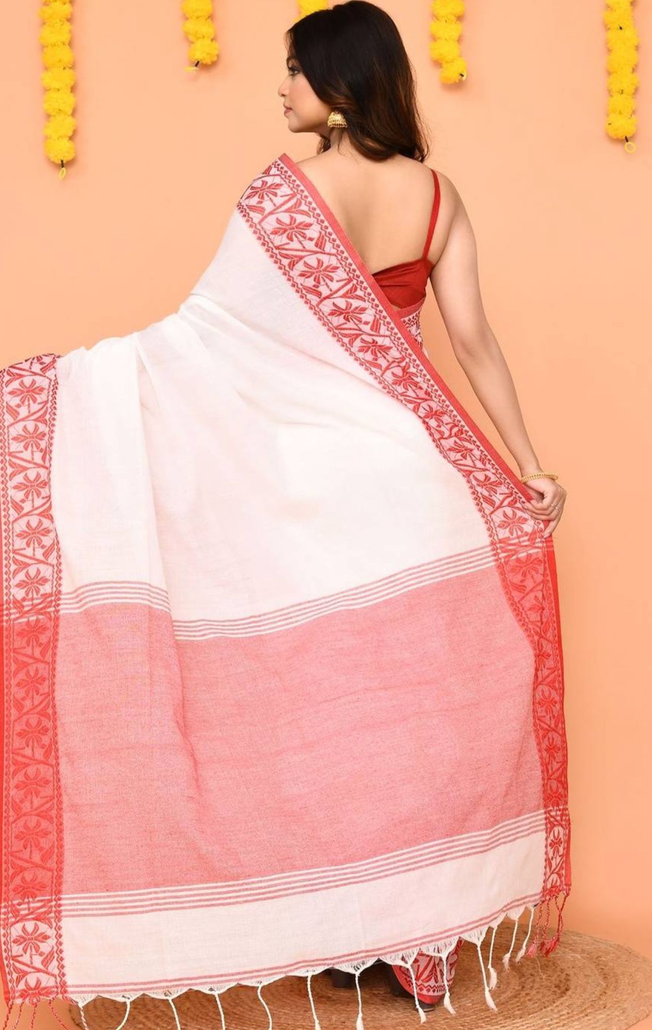 Ethnic Motifs Embroidered Pure Cotton Jamdani Saree in Berlin