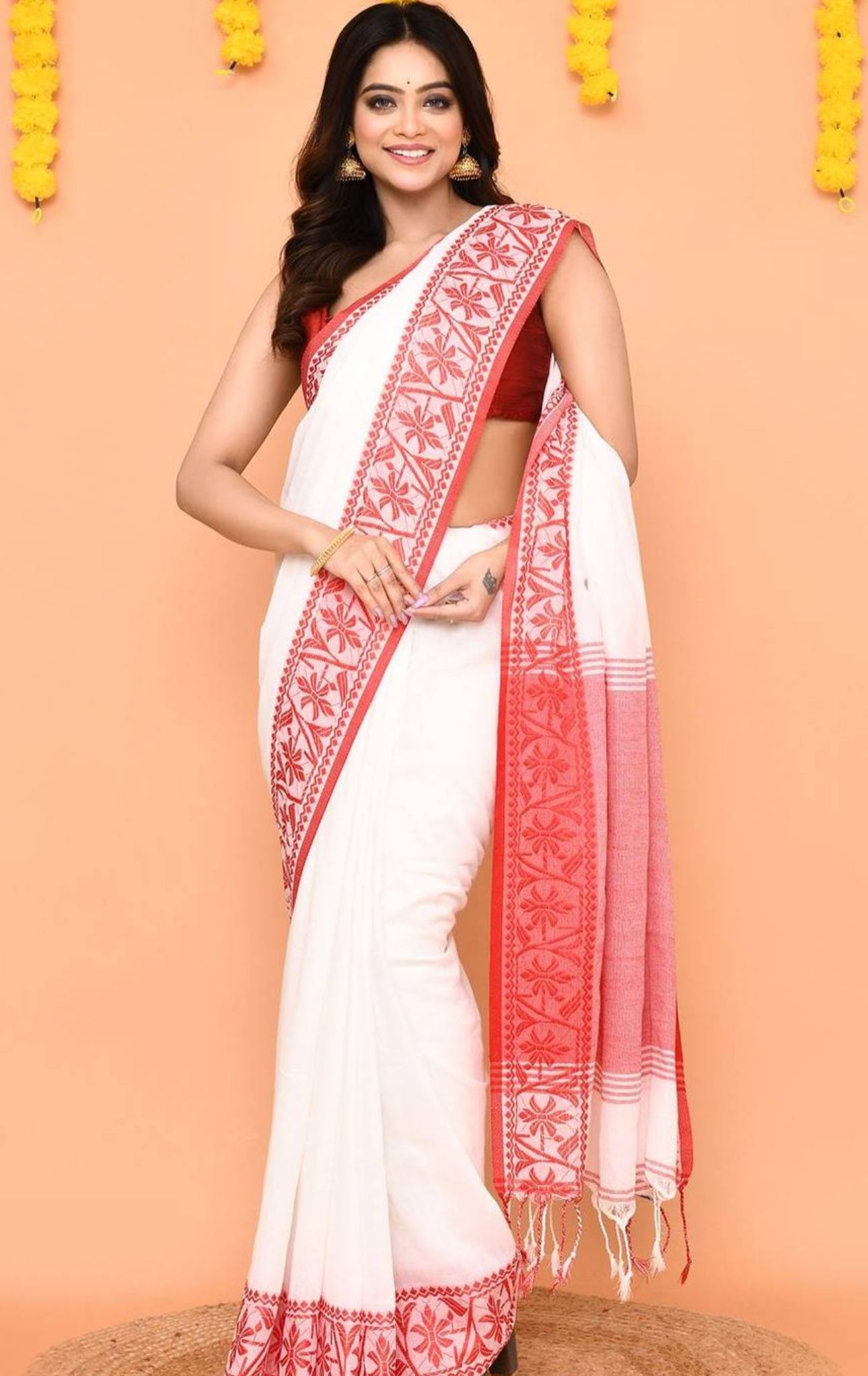 Ethnic Motifs Embroidered Pure Cotton Jamdani Saree in Berlin