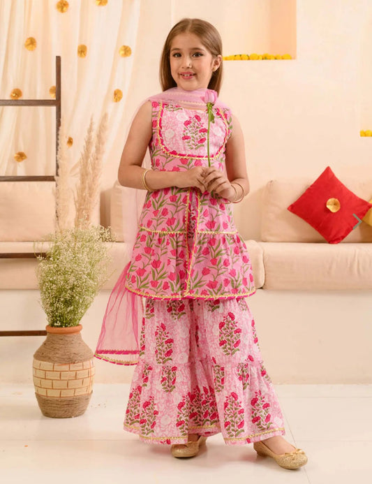 Girls Pink Cotton Regular Fit Floral Print Kurta Set in Germany