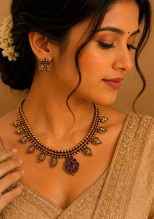 Choker-style necklace and Earrings in Germany