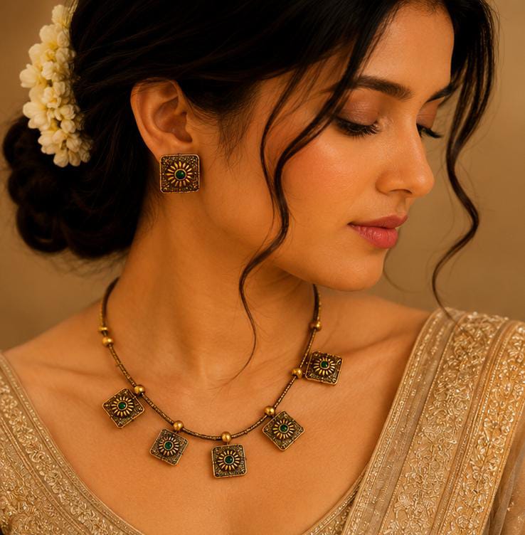 Traditional Antique Gold Jewelry Set with Green Stone Accents in Germany