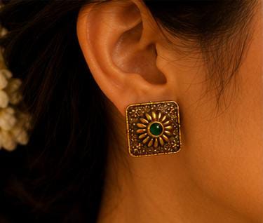 Traditional Antique Gold Jewelry Set with Green Stone Accents in Germany