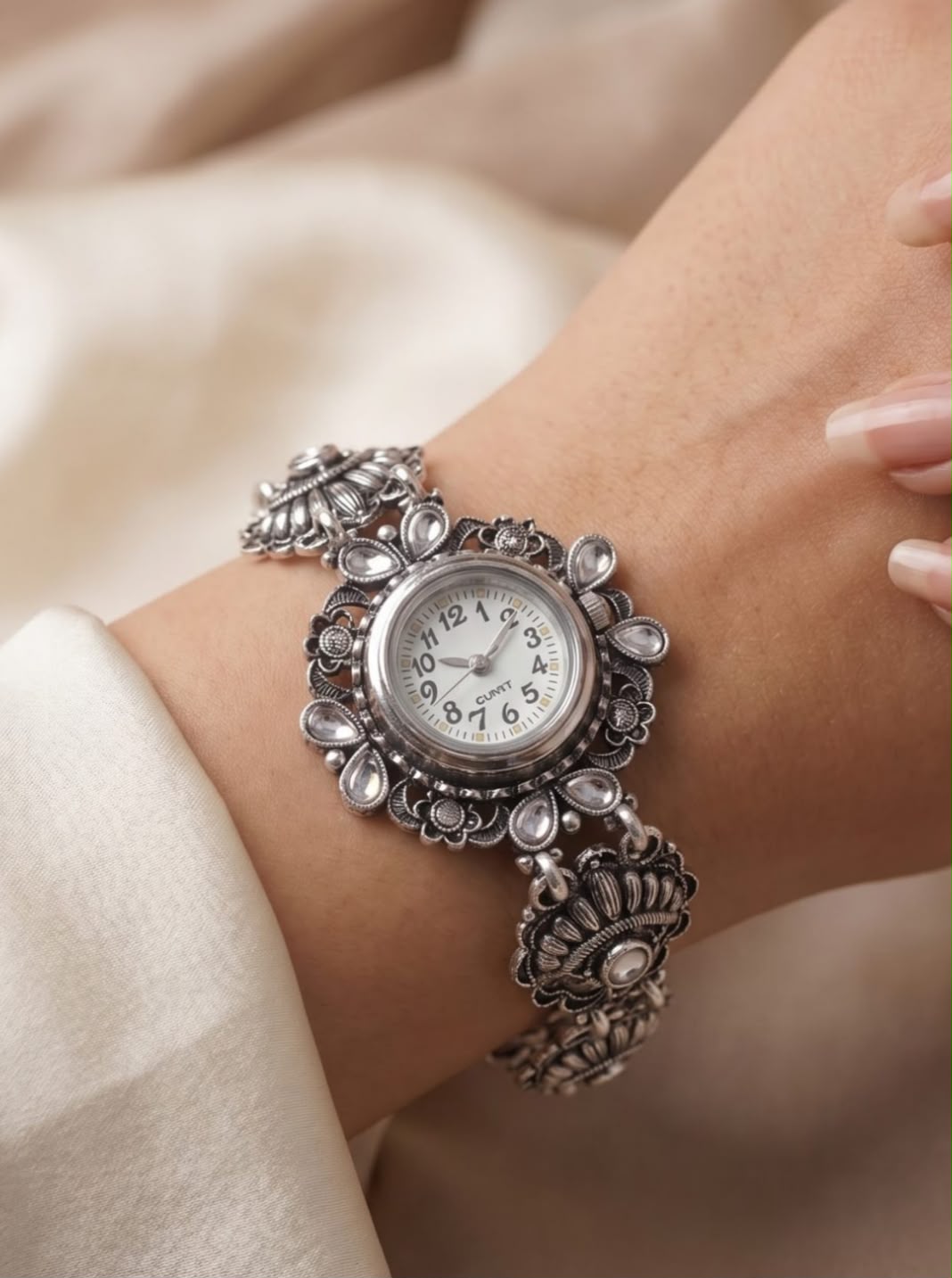 Vintage Oxidized Silver Floral Bracelet Watch for Women in Berlin