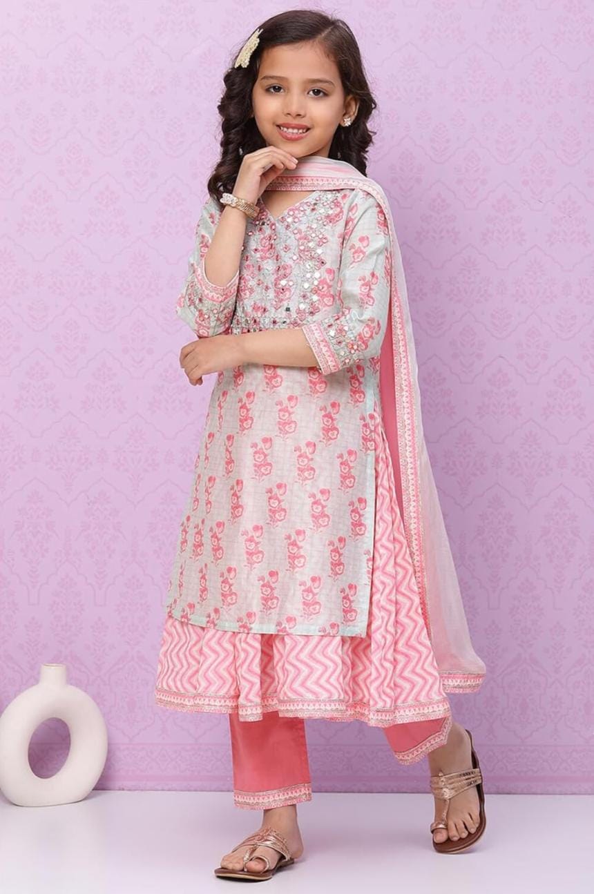Girls Salwar Suit Set in Germany