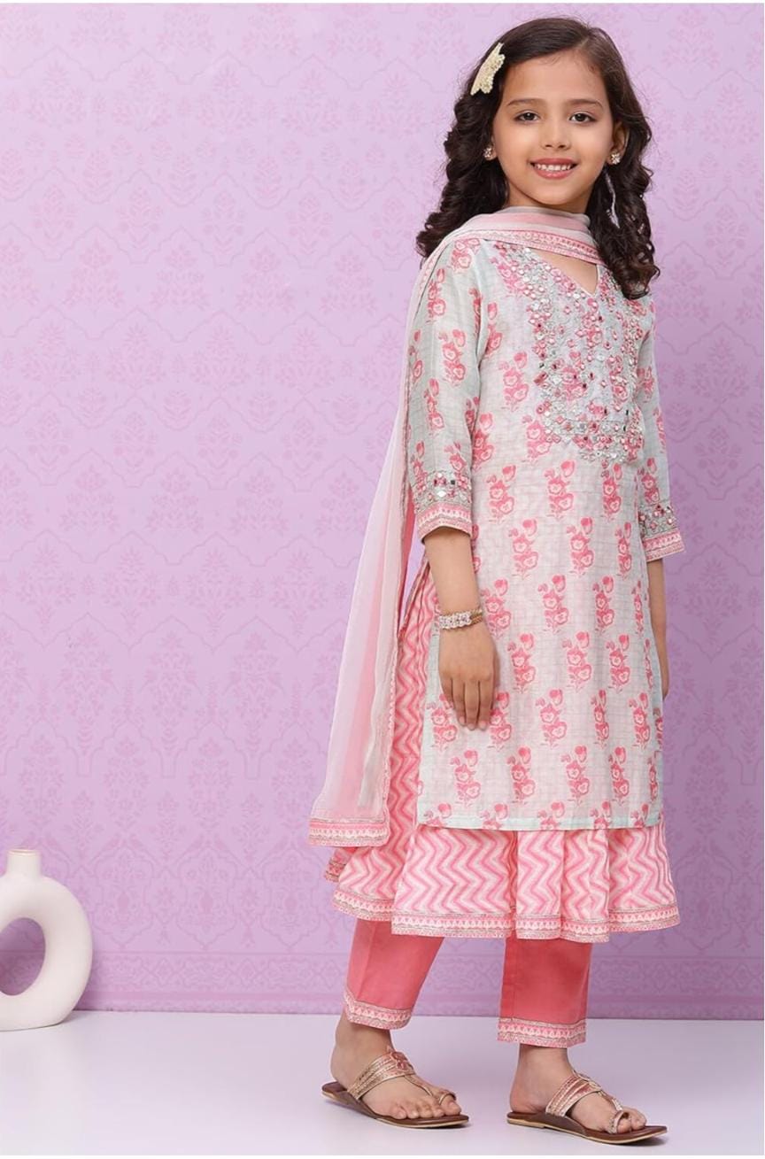 Girls Salwar Suit Set in Germany