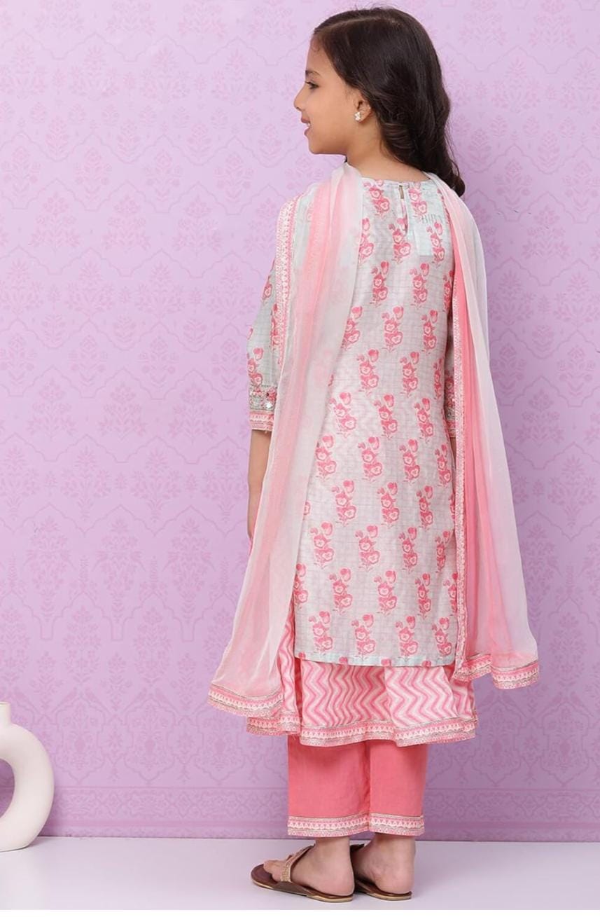 Girls Salwar Suit Set in Germany