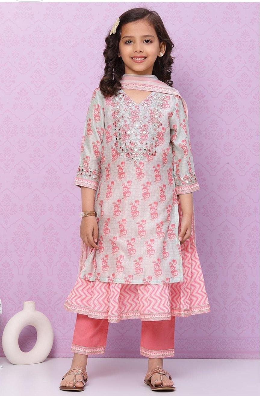 Girls Salwar Suit Set in Germany